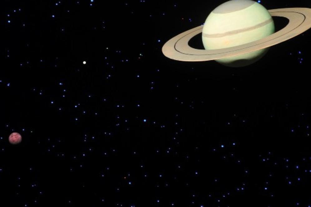 Photographie du diorama représentant Saturne et son satellite Titan